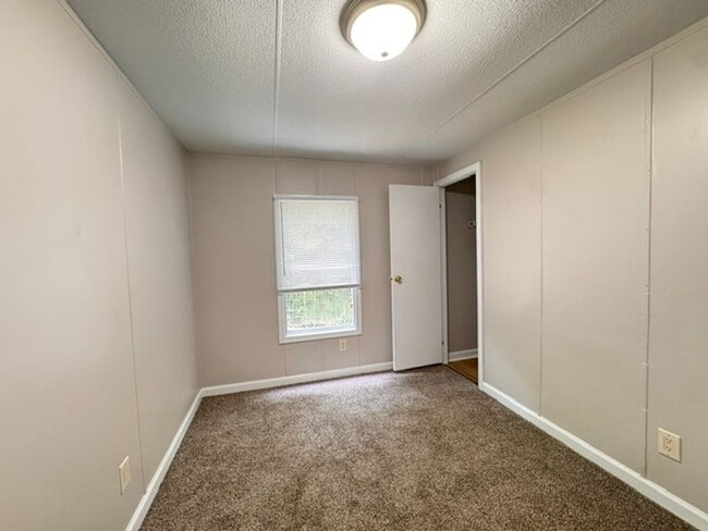 Building Photo - 1635 Pine Lake Dr
