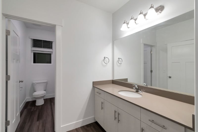 Building Photo - 710 715 S