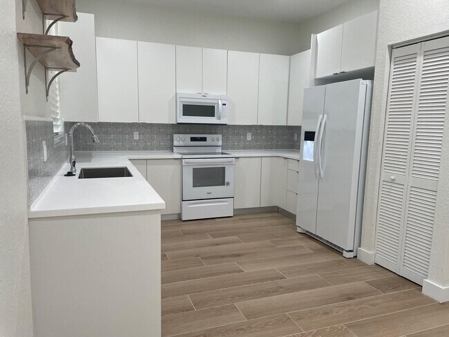 Building Photo - 12472 SW 44th Ct