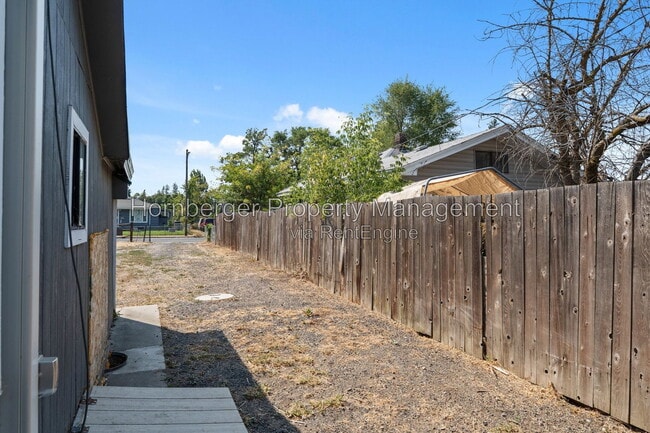 Building Photo - 1103 E Joseph Ave