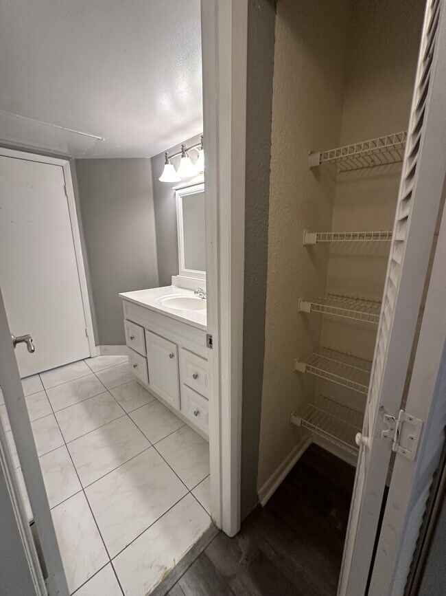 Building Photo - 2871 N Oakland Forest Dr