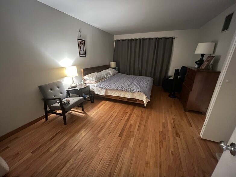 Building Photo - 10 Fresh Pond Pl