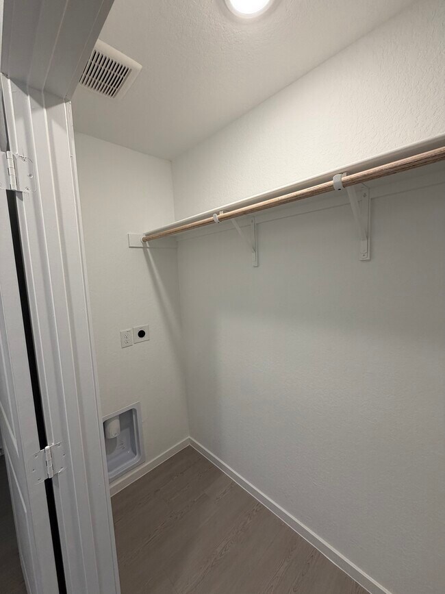 Building Photo - 563 River Run Wy