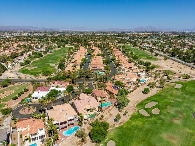 Building Photo - POOL HOME WITH LUSCIOUS GOLF COURSE & MAJE...