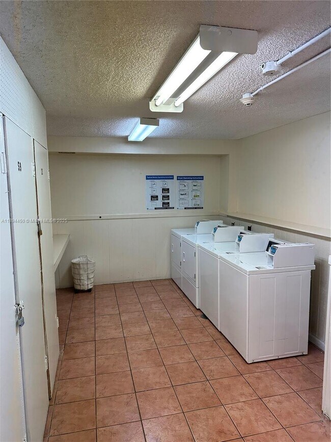 Building Photo - 3650 Inverrary Dr