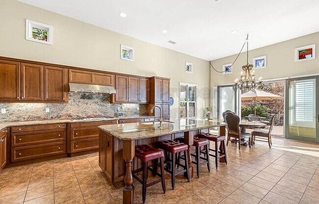 Building Photo - Luxurious Mediterranean 4 bed / 3 bath / 3...