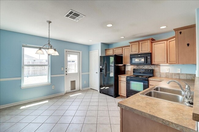 Building Photo - 2110 Encino Dr