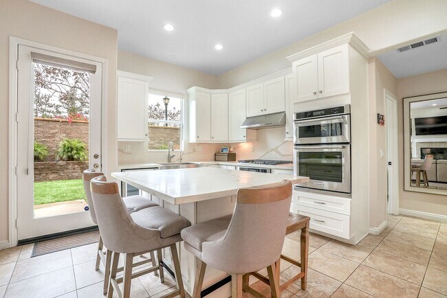 Building Photo - Beautiful executive home in the Eastlake-C...