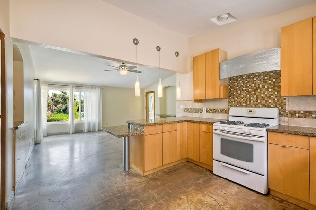 Building Photo - Coastal Living - Minutes from the Beach