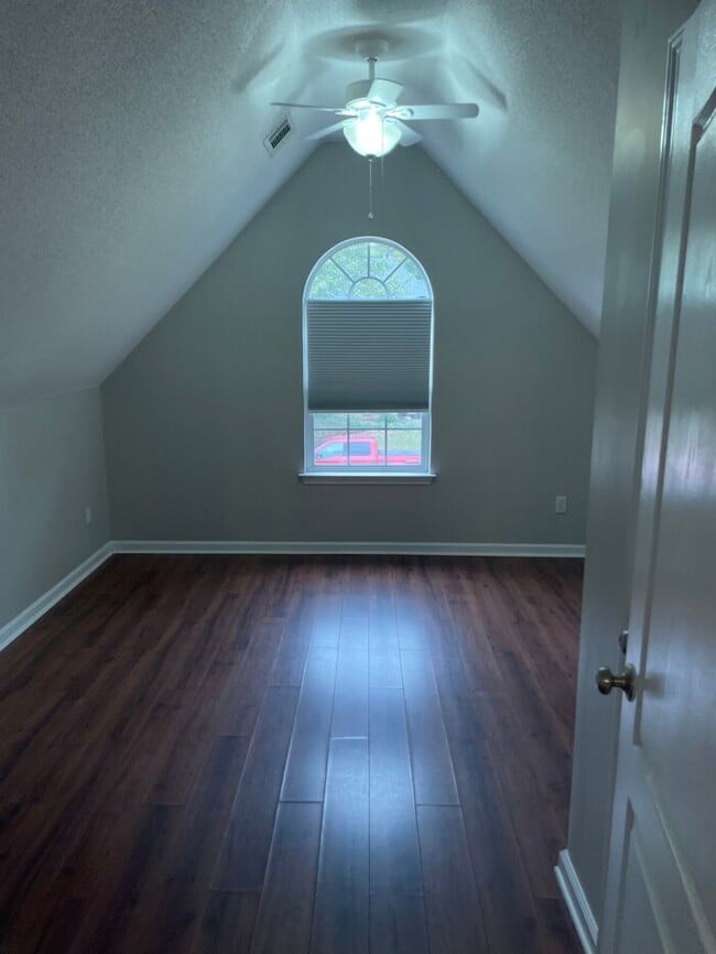 Building Photo - Four Bedroom Lakeland Home