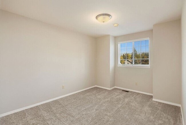 Building Photo - Exceptional home on a quiet cul-de-sac in ...