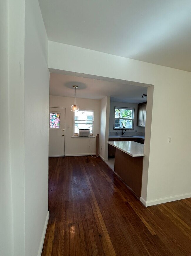 Building Photo - Toluca Lake Ave