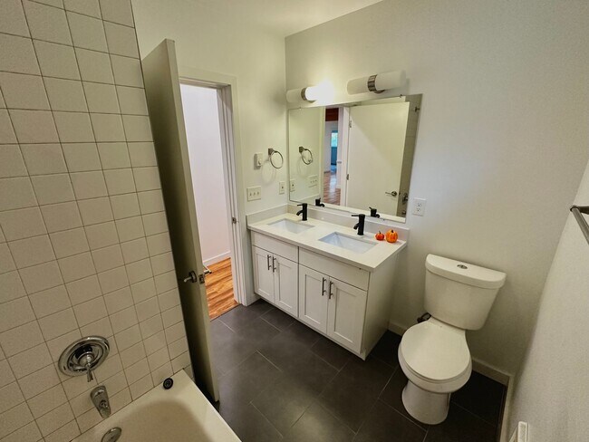 Building Photo - Stylish 4-Bed, 3-Bath Home in South Seattle