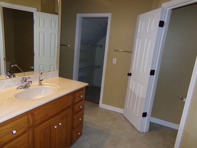 Building Photo - Beautiful 3 Bed 3.5 Bath Xenia Home!