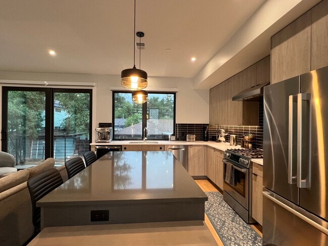 Building Photo - Modern 3 BD/2.5 BA, Superb Location, Internet/Cable and TVs Included! Available August 3rd!