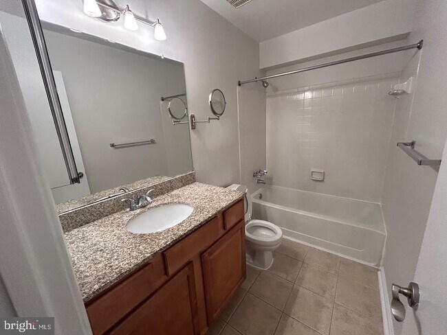 Building Photo - 3175 Summit Square Dr