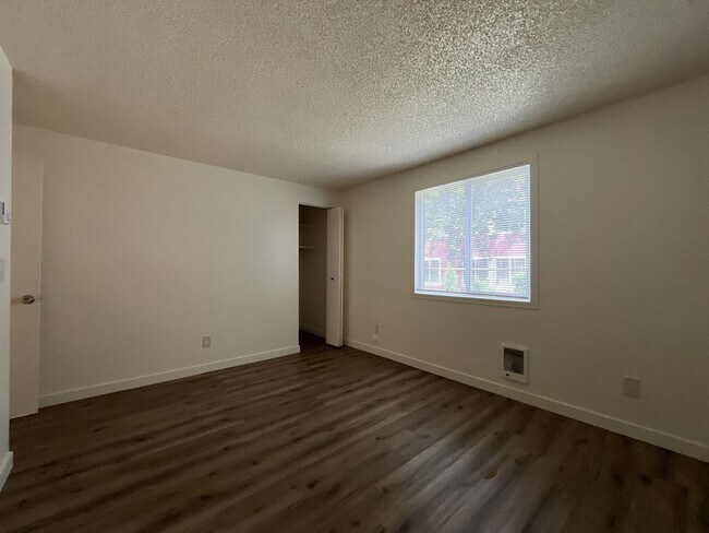 Building Photo - Spacious Corner Apartment with Three Bedrooms, Open Living Space & Modern Kitchen