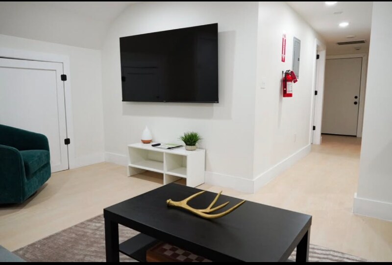 Building Photo - 466 Avon Ave