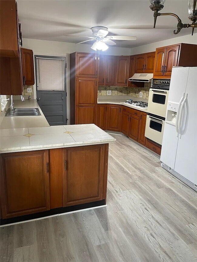 Building Photo - 705 Roosevelt Rd