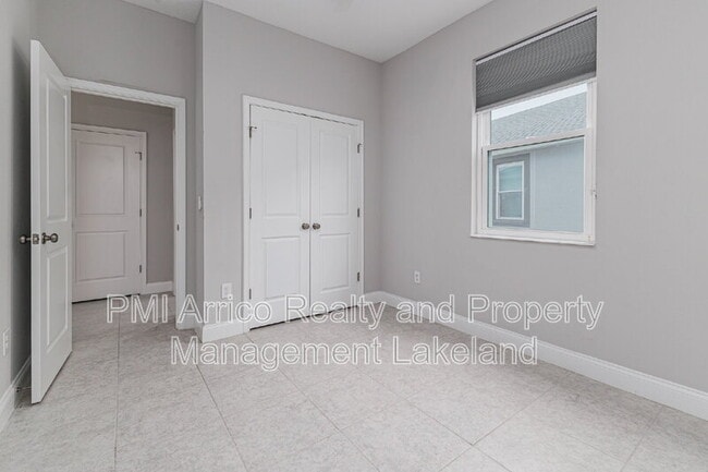 Building Photo - 2609 Village Lakes Blvd