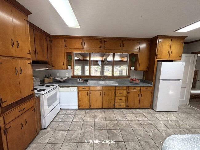 Building Photo - HUGE House near Athens Tech FOR RENT