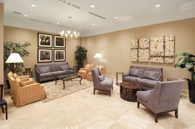 Building Photo - 800 N Tamiami Trl