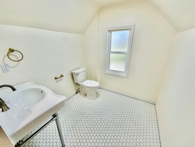 Building Photo - New on the Market!