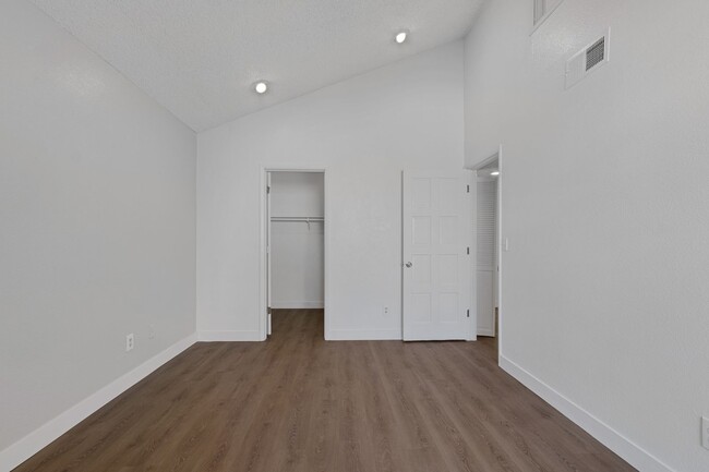 Building Photo - RENOVATED 3bd/2.5ba Townhome - Available NOW!