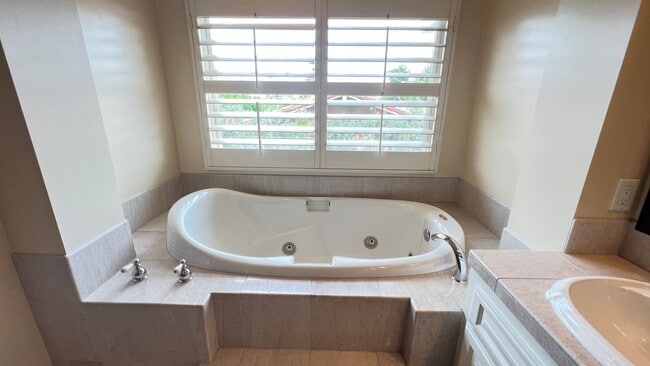 Building Photo - Wonderful 4 Bedroom 3 Bathroom Villa Park ...