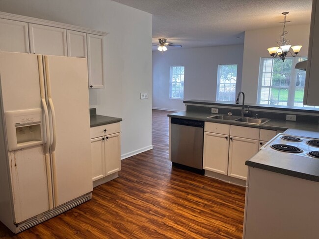Building Photo - 3 Bedroom 2 bath Single Family Home locate...