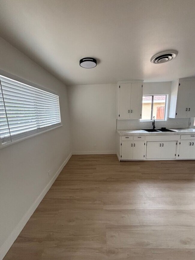 Building Photo - Clean 3 Bedroom / 1.5 Bathoroom House in T...