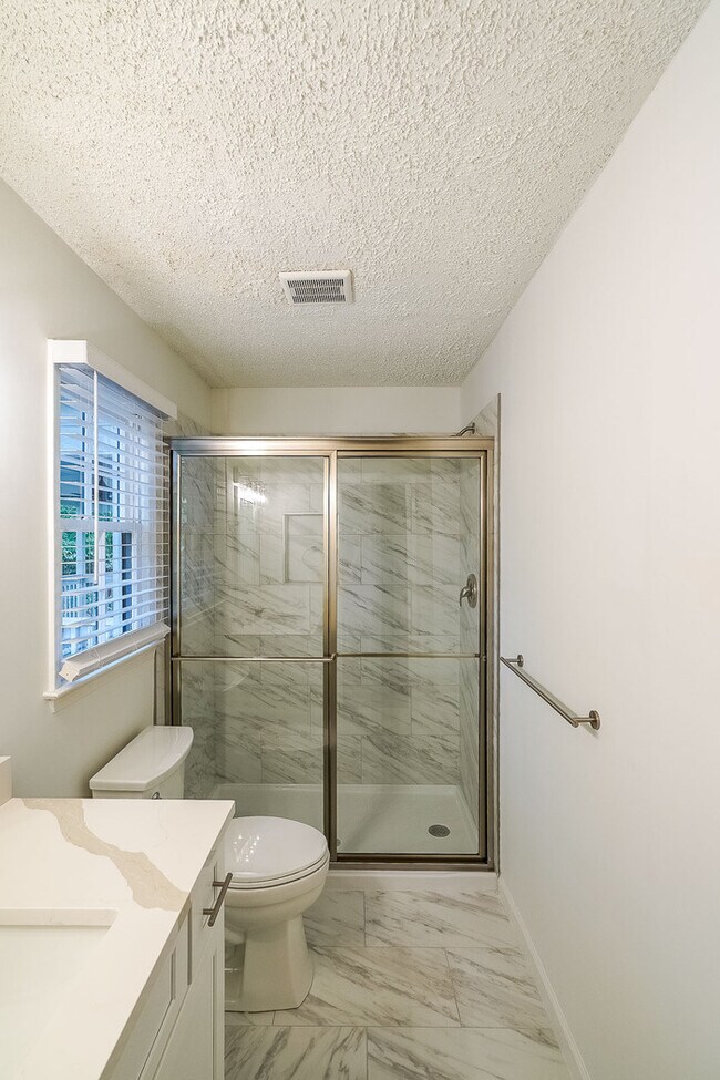Building Photo - 317 E Claiborne Ct