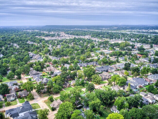 Building Photo - Luxury Living in the Heart of Tulsa