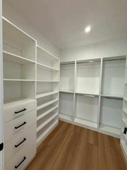 Building Photo - 9213 White Oak Ave