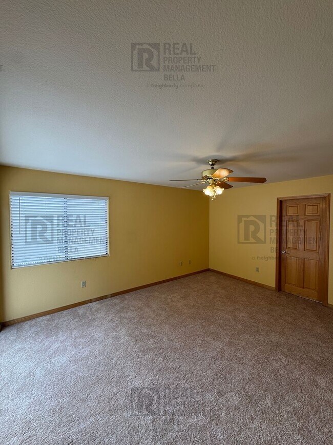 Building Photo - Waterfront Living in Canyon Lake!