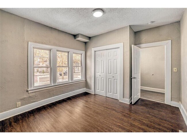 Building Photo - 911 Sims Ave