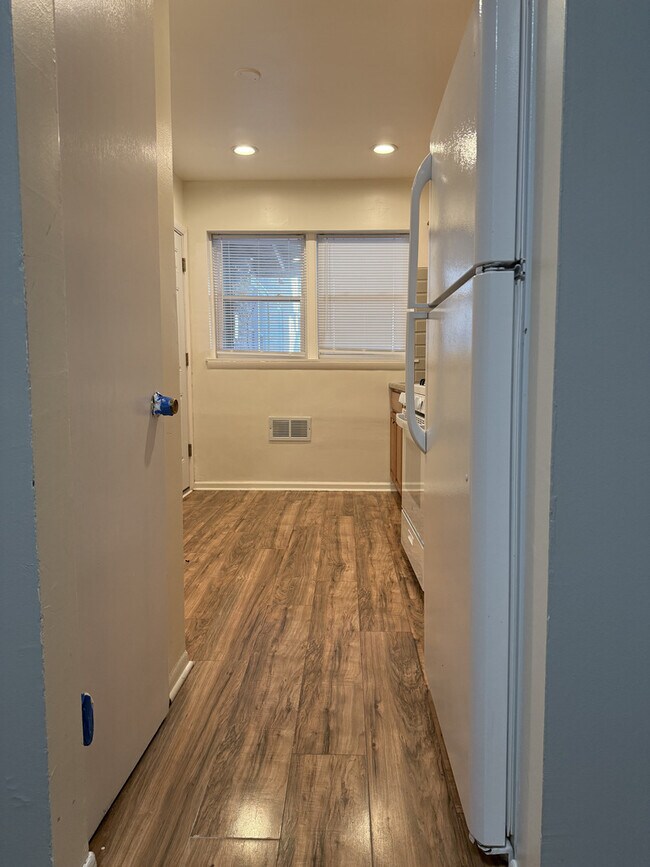 Building Photo - 1727 W North Shore Ave
