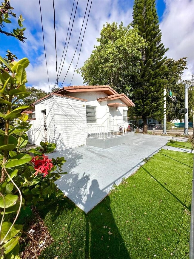 Building Photo - 600 SW 16th Ave