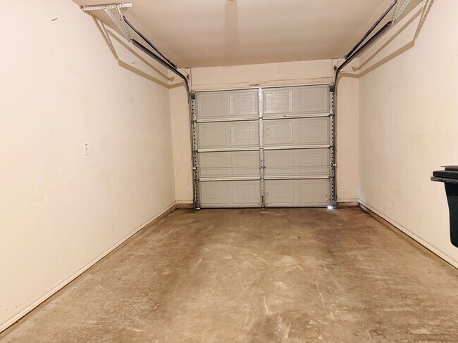 Building Photo - 2801 Lucille Dr