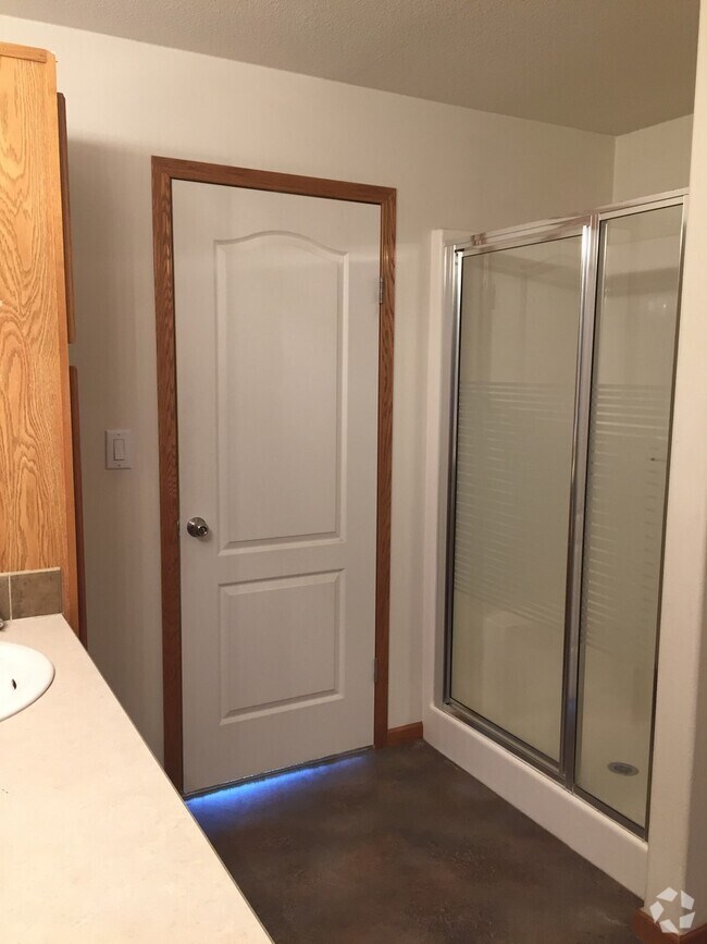 Building Photo - 4 Bedroom 2 Bathroom Rabel Lane Home