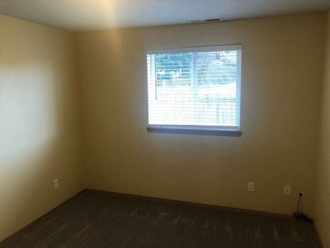 Building Photo - Three Bedroom Duplex in South Salem