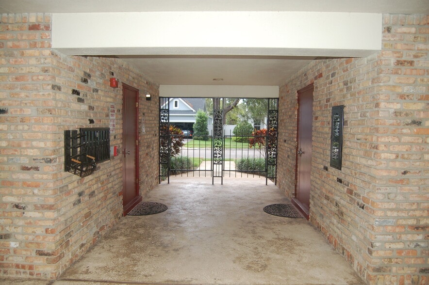 Building Photo - 1920 Woodcrest Dr