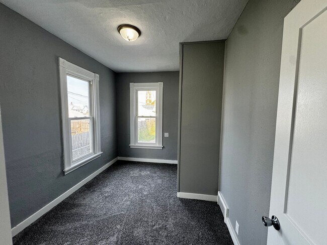 Building Photo - 410 9th St