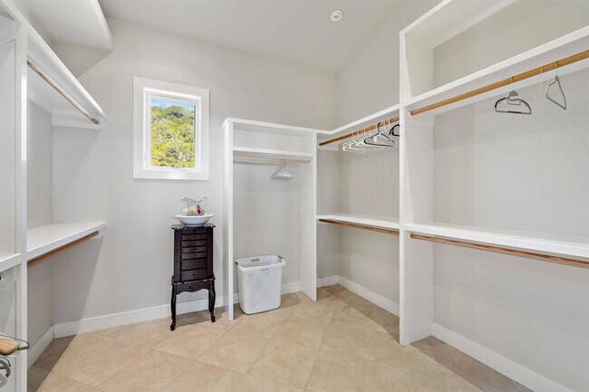 Building Photo - 14020 Lakeview Dr