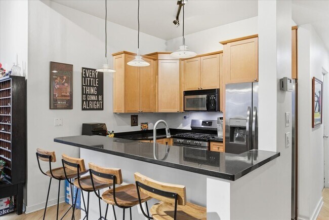 Building Photo - 2600 N Southport Ave