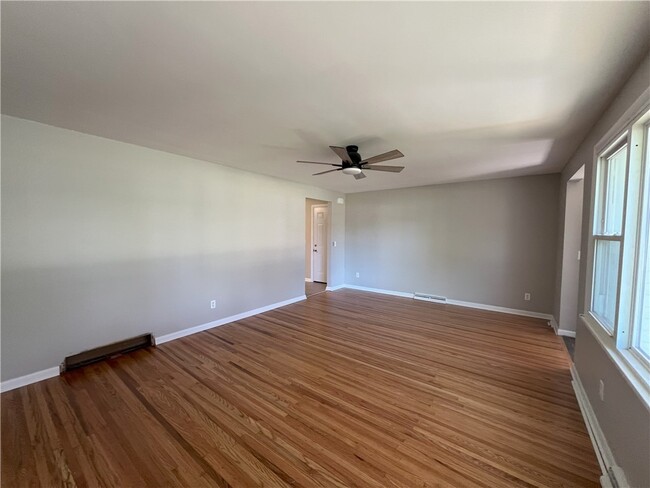 Building Photo - 120 Sunnyside Dr