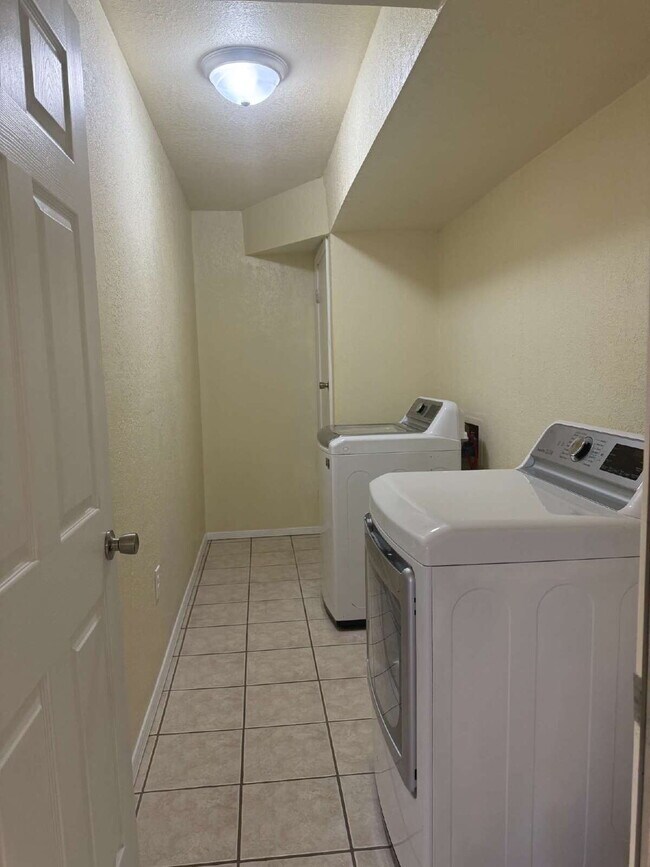 Building Photo - 12000 Ivory Gate Way