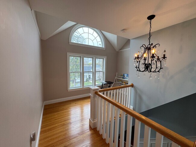 Building Photo - Waltham 3 bed 2.5 Bath