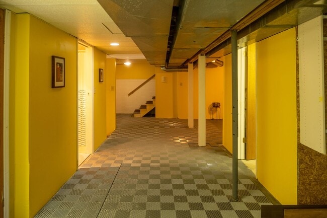 Building Photo - Avon Crest Niskayuna