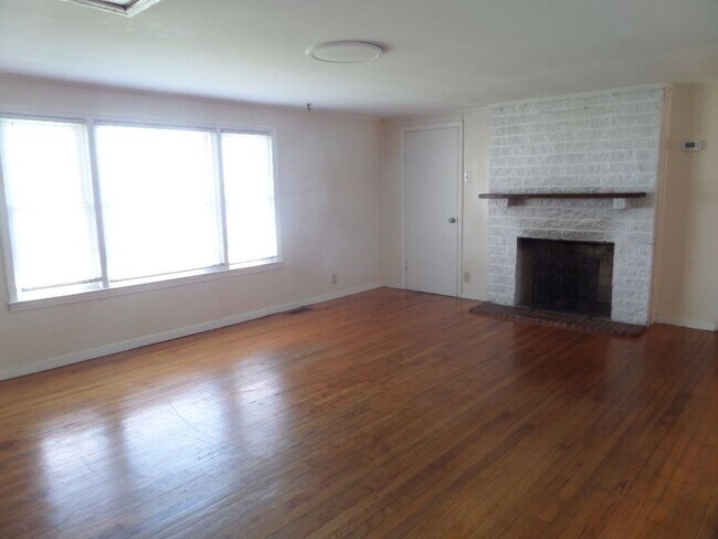 Building Photo - 608 Vail St